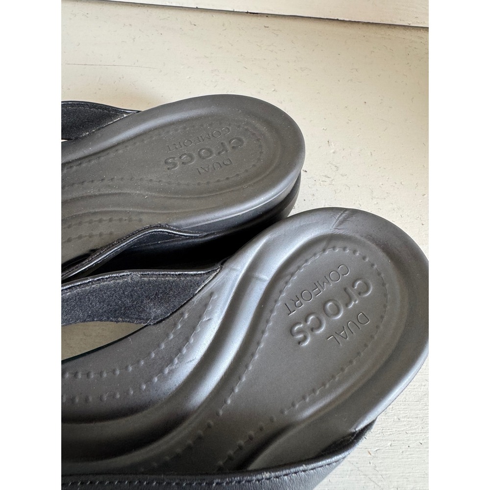 Crocs women's black flip flops size 9 - Picture 4 of 10